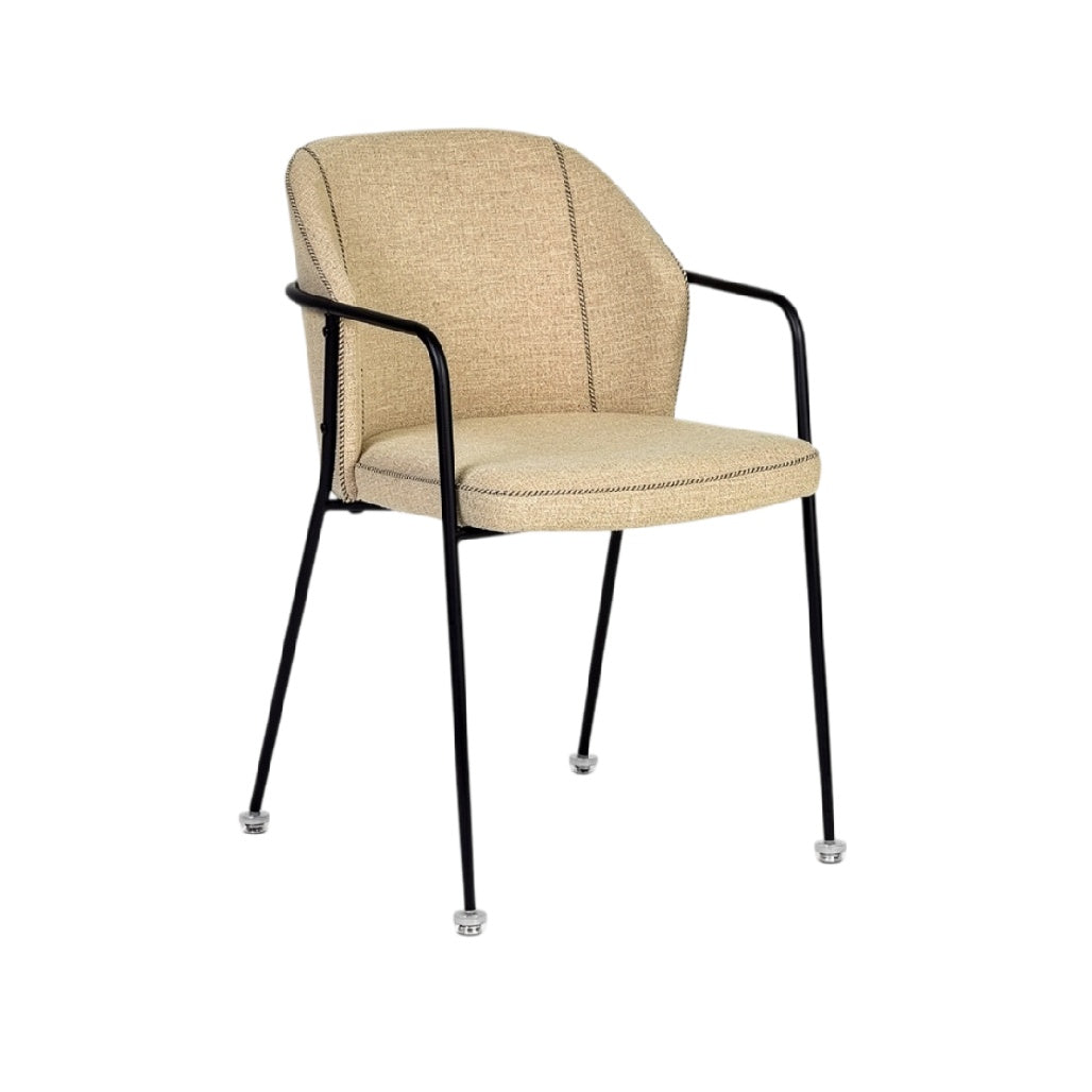 **Chaise moderne en tissu beige avec structure en métal noir**